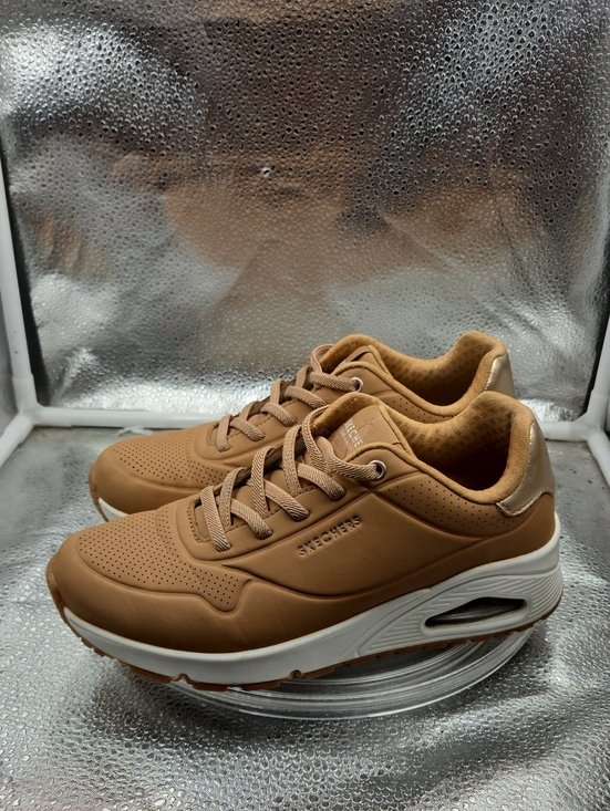 Skechers Shoes - D1 Tan and white sketchers size.6.5